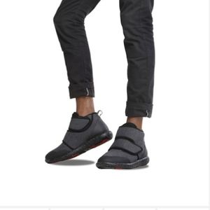 LEES Moccasin Sneaker Boots Unisex Black Knit Men's sz 6. Womans sz 7. Brand new